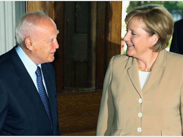 Κάρολος Παπούλιας:Η ατάκα, που είχε κάνει έξαλλη την πρώην Γερμανίδα καγκελάριο Άνγκελα Μέρκελ