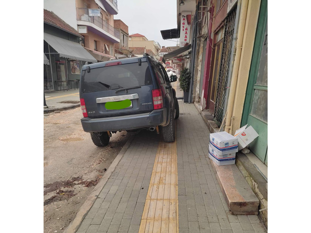 Καταγγελία: Παράνομο ολοήμερο και προκλητικό παρκάρισμα στη οδό Ανεξαρτησίας
