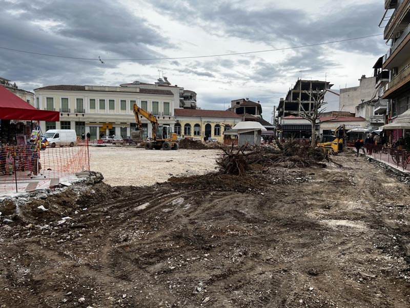 Πλατεία Τυρνάβου: Με ταχύτατους ρυθμούς προχωράει το έργο- Εκριζώθηκαν και τα υπόλοιπα δέντρα