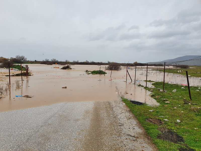 Πλημμυρισμένος ο Ξηριάς στην περιοχή του Αγίου Παντελεήμονα στον Τύρναβο (φώτο – βίντεο)