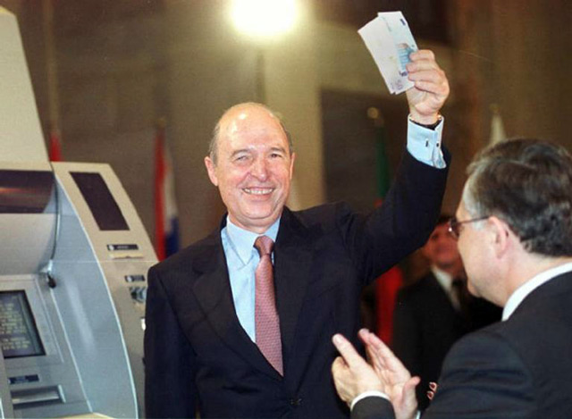 Σαν σήμερα, 1 Ιανουαρίου 2002, τα πρώτα χαρτονομίσματα ευρώ στα χέρια του Κώστα Σημίτη