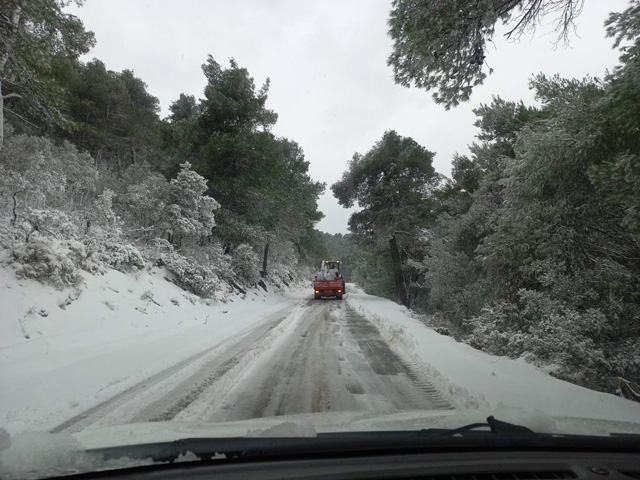 «Καθαρό» το οδικό δίκτυο της Περιφέρειας Θεσσαλίας- Επιχειρούν παντού στα ορεινά τα μηχανήματα της Περιφέρειας