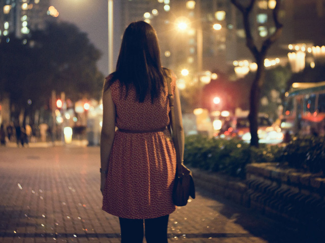 Μια δωρεάν τηλεφωνική γραμμή κρατά συντροφιά σε γυναίκες όταν περπατούν μόνες τη νύχτα