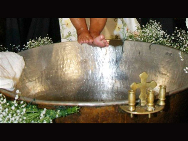 Άκυρες χιλιάδες βαπτίσεις από την γκάφα ενός ιερέα στις ΗΠΑ