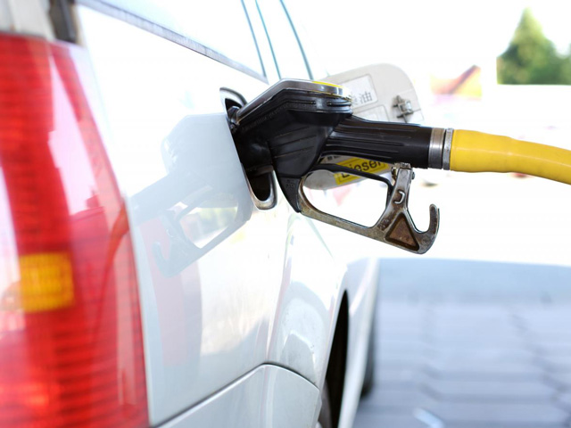 «Φωτιά» στα καύσιμα: Η τιμή της βενζίνης των 100 οκτανίων εκτοξεύτηκε στα 2,307 ευρώ το λίτρο
