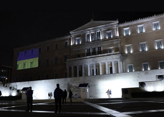 Με τη σημαία της Ουκρανίας φωταγωγήθηκε απόψε η Βουλή των Ελλήνων