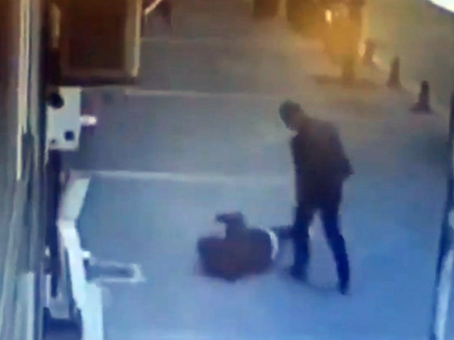 Σοκαριστικό βίντεο στην Τουρκία: Άντρας ξυλοκοπά τη γυναίκα του στη μέση του δρόμου