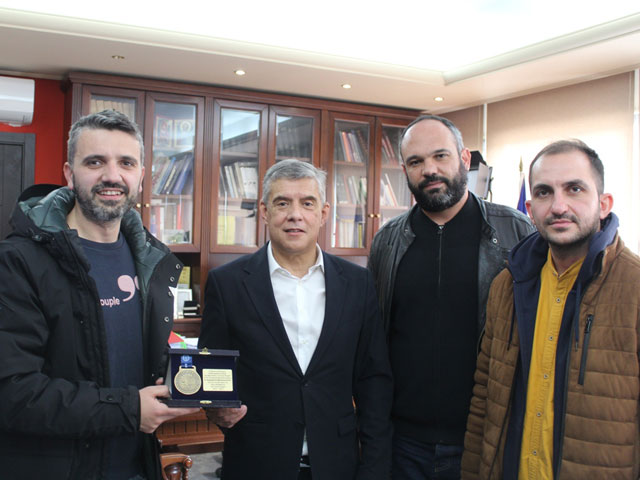 Για την προσφορά του στην άνοδο της Λάρισας Futsal στη Stoiximan Futsal Super League τιμήθηκε ο Π.Θ Κώστας Αγοραστός