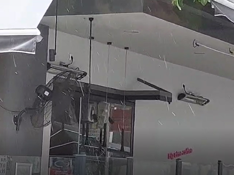 Έντονη χιονόπτωση ξεκίνησε τώρα στην Λάρισα (βίντεο)