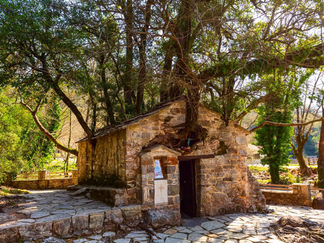 Παράξενες εκκλησίες της Ελλάδας που δεν μοιάζουν με καμία άλλη