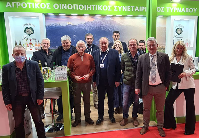 Σύσσωμη η διοίκηση στο περίπτερο του Α.Ο.Σ Τυρνάβου στην έκθεση Oenotelia της Food Expo 2022