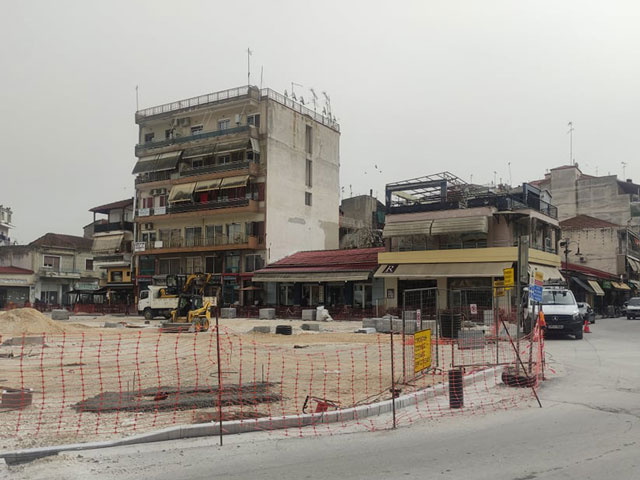Έφυγαν και τα περίπτερα από την υπό ανακατασκευή κεντρική πλατεία του Τυρνάβου