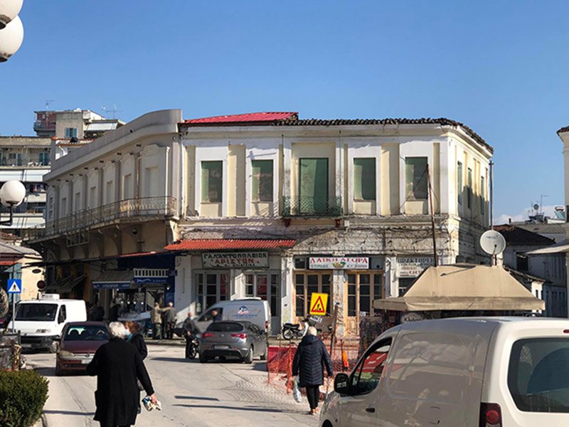 Στην εισαγγελία προσέφυγε ο Δήμαρχος Τυρνάβου για το επικίνδυνο κτήριο της Κεντρικής Πλατείας Τυρνάβου