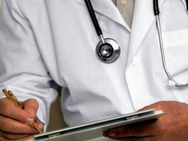 Επιστρέφουν 1 Ιανουαρίου 2023 οι ανεμβολίαστοι υγειονομικοί – «πάγωμα» ποινών στον οικογενειακό γιατρό