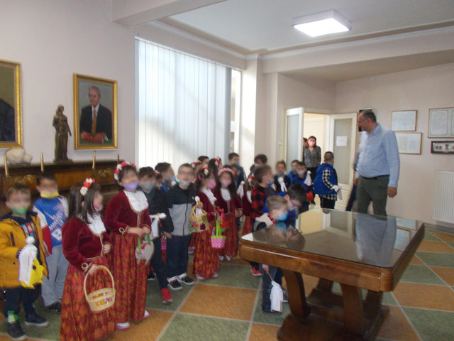 5ο & 7ο Νηπιαγωγεία Τυρνάβου τραγούδησαν τα κάλαντα του Λαζάρου στον Δήμαρχο Τυρνάβου