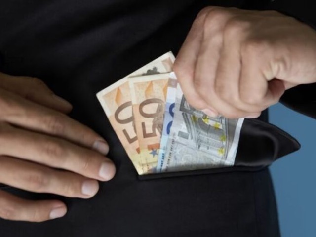 Σοκ για άντρα σε χωριό του Τυρνάβου: Έπεσε πάνω του και του άρπαξε 3.350 ευρώ!