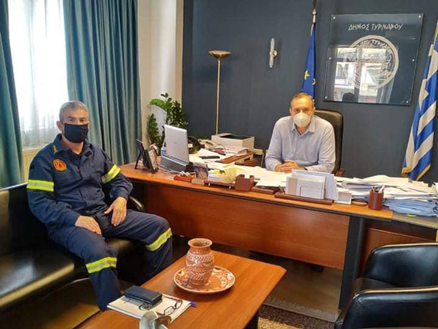 Το Δήμαρχο Τυρνάβου κ. Ι Κόκουρα επισκέφτηκε ο νέος Διοικητής της Πυροσβεστικής Υπηρεσίας Λάρισας κ. Ν. Μητσογιάννης