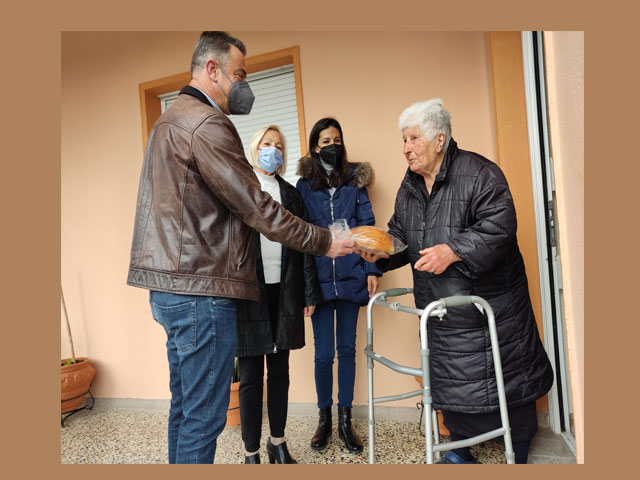 Πασχαλινά δώρα σε ηλικιωμένους από την ΚΕΔΗΤ και την «Βοήθεια στο σπίτι»