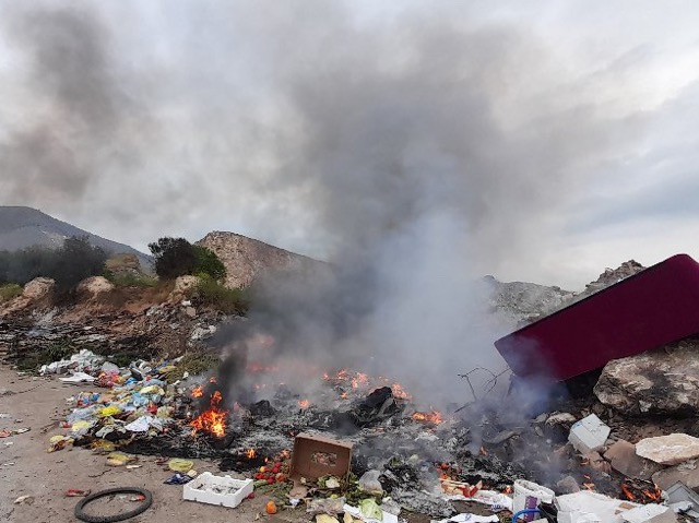 Φωτιά με τοξικό καπνό στην παράνομη χωματερή Τυρναβου