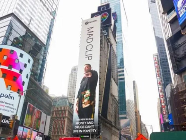 Η μορφή του ράπερ Mad Clip φιγουράρει στην Times Square της Νέας Υόρκης