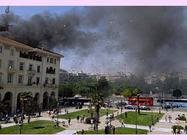 Φωτιά στο κέντρο της Θεσσαλονίκης με 44 απεγκλωβισμούς ατόμων