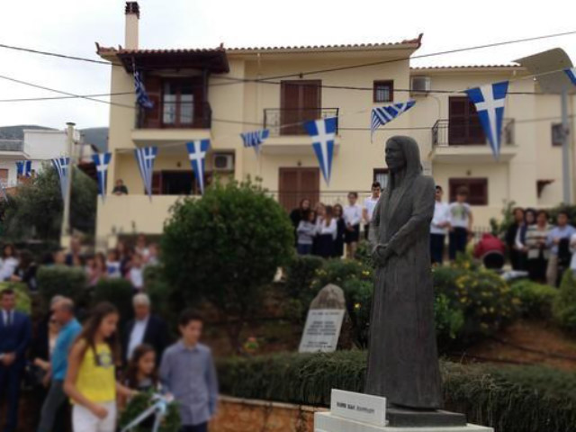 Ελένη Ιωαννίδου: Η γυναίκα που ανακηρύχτηκε σύμβολο της Ελληνίδας μάνας του ’40