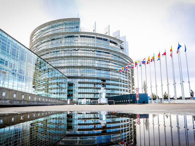 Με κοινό φορτιστή για μείωση των ηλεκτρονικών αποβλήτων δεσμεύτηκε το Ευρωκοινοβούλιο