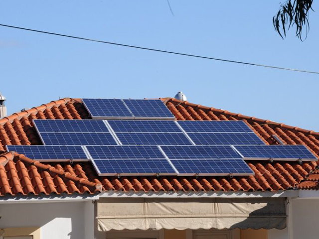 Φωτοβολταϊκά στη στέγη: Η Κομισιόν ανοίγει δρόμο για άδεια μέσα σε ένα μήνα