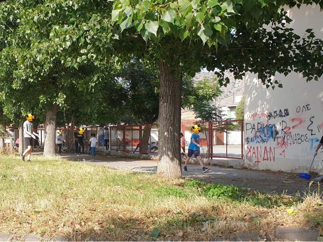 Οι μαθητές του 4ου Δημοτικού Σχολείου Τυρνάβου καθάρισαν το προαύλιο τους
