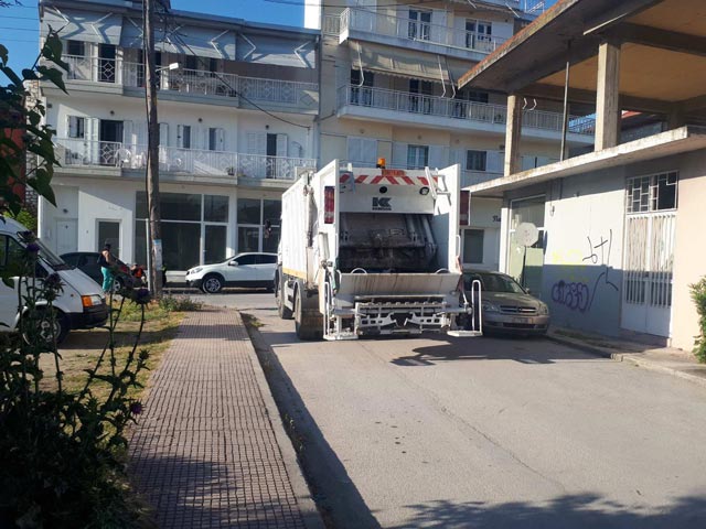 Αδύνατη η διέλευση απορριμματοφόρου του Δήμου Τυρνάβου σε πολλά σημεία της πόλης λόγω των παρκαρισμένων οχημάτων
