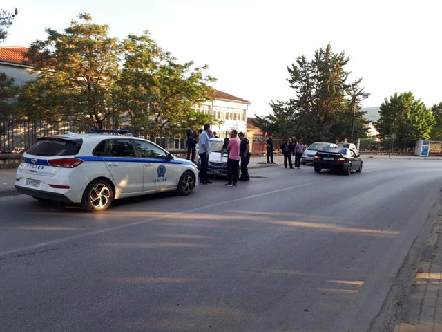 Τροχαίο με εκτροπή αυτοκινήτου στην είσοδο του Τυρνάβου μπροστά από το 1ο Γυμνάσιο