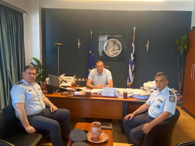 Συνάντηση του Δήμαρχου Τυρνάβου Γιάννη Κοκουρα  με τον νέο Αστυνομικό Διευθυντή Λάρισας Αγάπιο Χαρακόπουλο