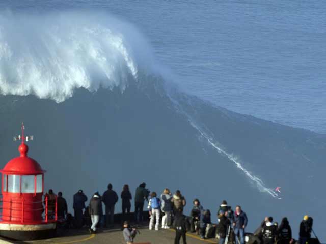 Στο χωριό Ναζαρέ της Πορτογαλίας τα κύματα φτάνουν τα 30,9 μέτρα