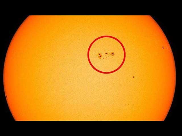 Ιδιαίτερα απειλητική ηλιακή κηλίδα διπλασιάστηκε σε 24 ώρες και «κοιτάει» προς τη Γη