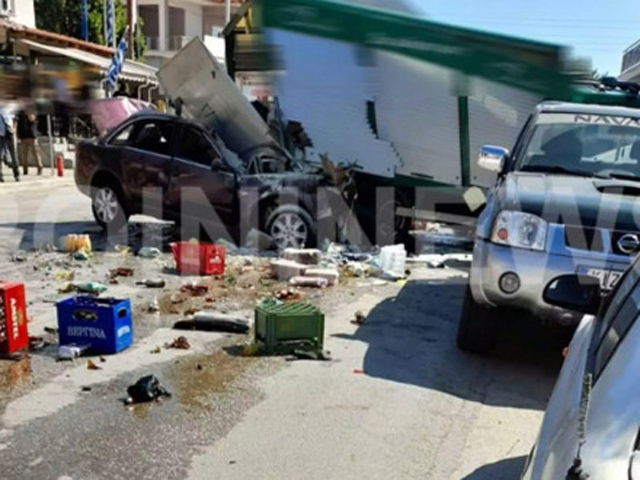 Τραγωδία: Αυτοκίνητο έπεσε σε πεζό και οχήματα – Τρεις νεκροί στην Καβάλα