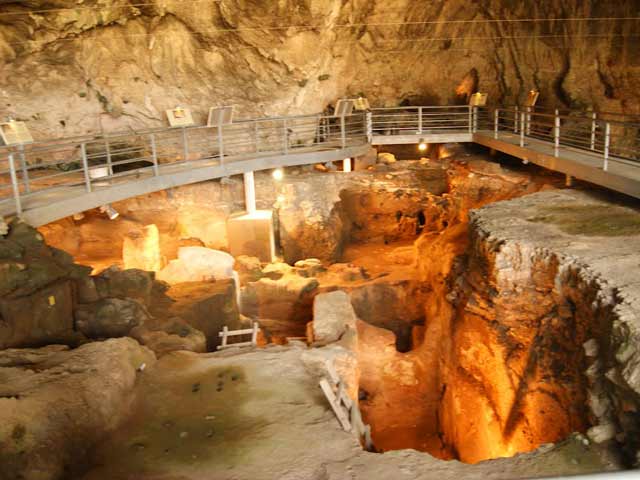 Το σπήλαιο της Θεόπετρας στη Θεσσαλία με τα σπανιότερα ευρήματα στην Ευρώπη