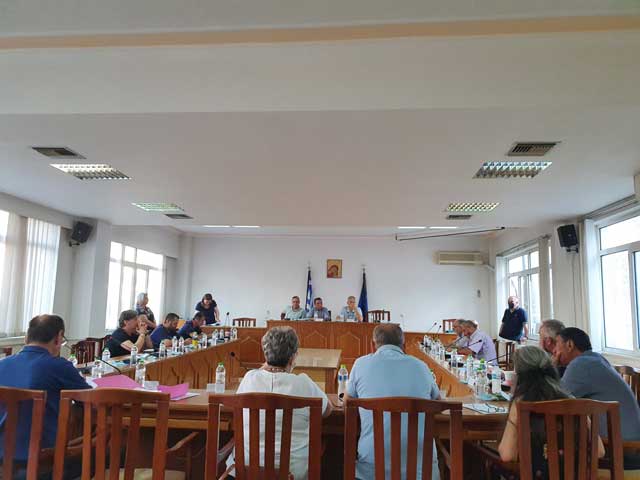 Ένταση στο Δημοτικό Συμβούλιο Τυρνάβου για το θέμα της επίθεση στο δημοτικό υπάλληλο