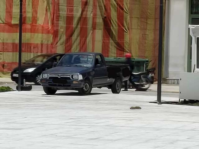Παρκάρισμα… πολυτελείας! πάνω στην Κεντρική πλατεία Τυρνάβου