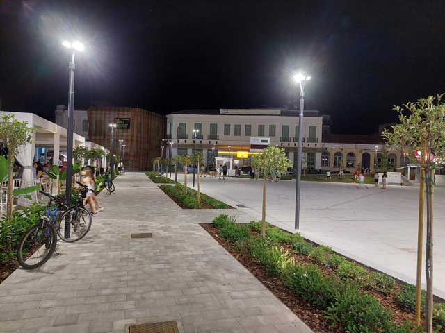 Τοποθετήθηκε ο φωτισμός στη Κεντρική Πλατεία Τυρνάβου