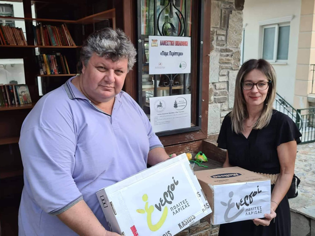 Δωρεά βιβλίων από τους Ενεργούς Πολίτες Λάρισας  στη βιβλιοθήκη-περίπτερο της Καλλιπεύκης