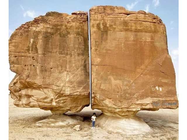 Ένας βράχος 4000 ετών που μοιάζει σαν να κόπηκε με λέιζερ…