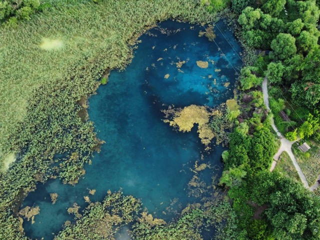 Εκπληκτικές εικόνες από drone της λίμνης Μάτι Τυρνάβου
