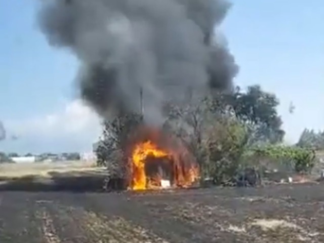 Φωτιά σε χωράφι στη Γιάννουλη: Κάηκε τρακτέρ και γεωργικά μηχανήματα