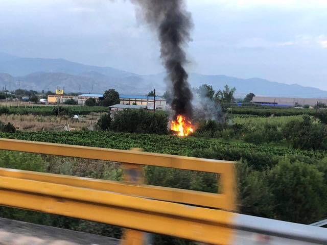 Φωτιά τώρα σε αποθήκη στον Τύρναβο – Καίγονται αμυγδαλιές
