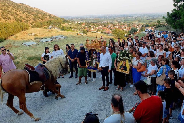 Τα άλογα στο Αργυροπούλι προσκυνάνε τις εικόνες (βίντεο)