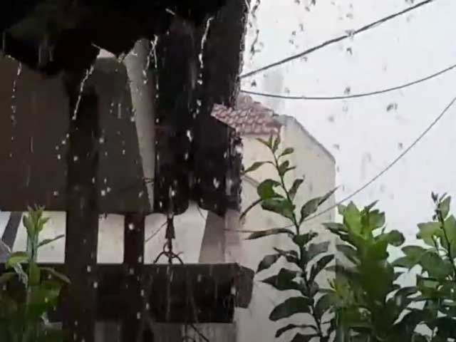 Έντονη βροχή στον Τύρναβο το μεσημέρι της Παρασκευής (βίντεο) – Πρόγνωση καιρού για το Σαββατοκύριακο
