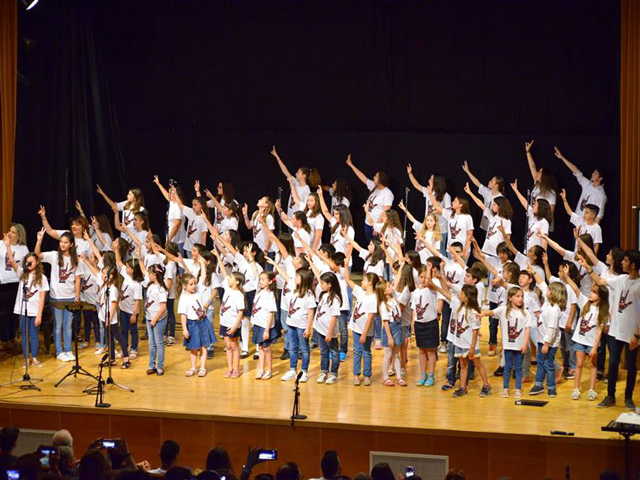 Στείλτε τα παιδιά σας σε χορωδία: Δεν φαντάζεστε τα οφέλη αυτής της μελωδικής δραστηριότητας