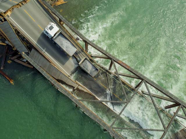 Γέφυρα στη Νορβηγία κατέρρευσε την ώρα που περνούσαν αυτοκίνητα