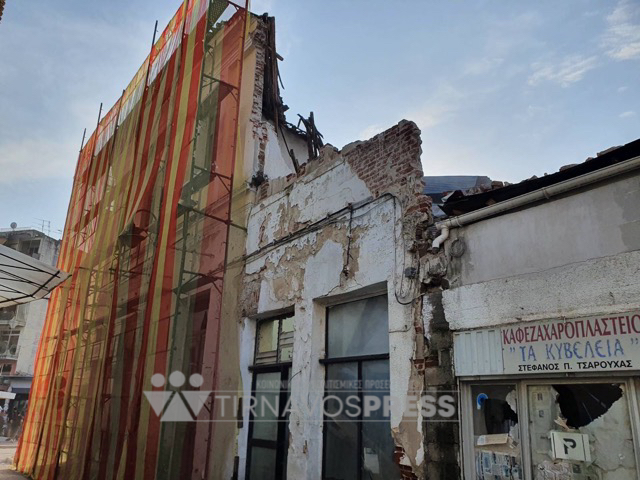 Κατέρρευσε μέρος κτηρίου στο κέντρο του Τυρνάβου (βίντεο)