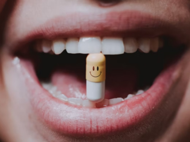 Εκαντοντάδες θάνατοι από το νέο οπιοειδές χάπι που πλασάρετε στην αγορά με φατσούλα emojis